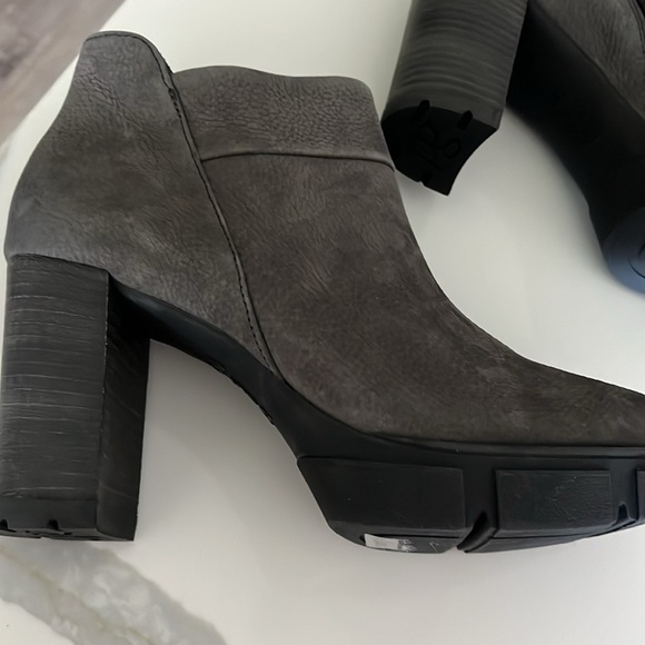 NWT NO BOX Paul Green platform boots. Charcoal color. - Picture 6 of 7